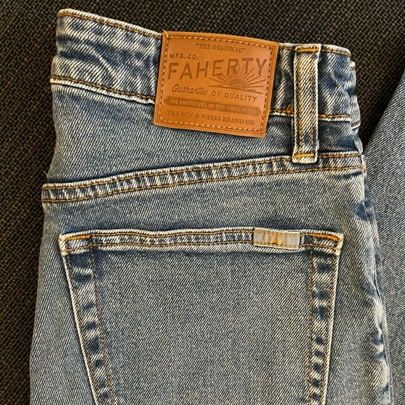 Like-New Faherty Organic Cotton Slim Straight Denim in Lakeview Wash - Picture 6 of 10